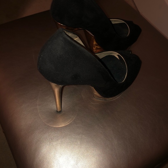 Gold & black heels - Picture 2 of 2